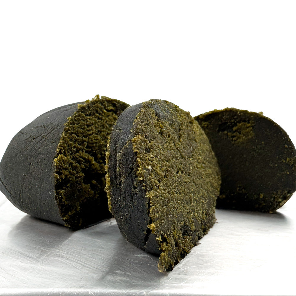 Boule de CBD Black Butter coupée en trois