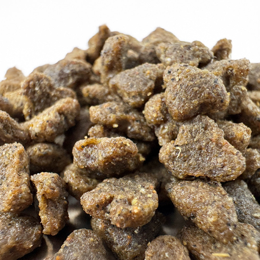 Zoom sur des croquettes pour chien au CBD