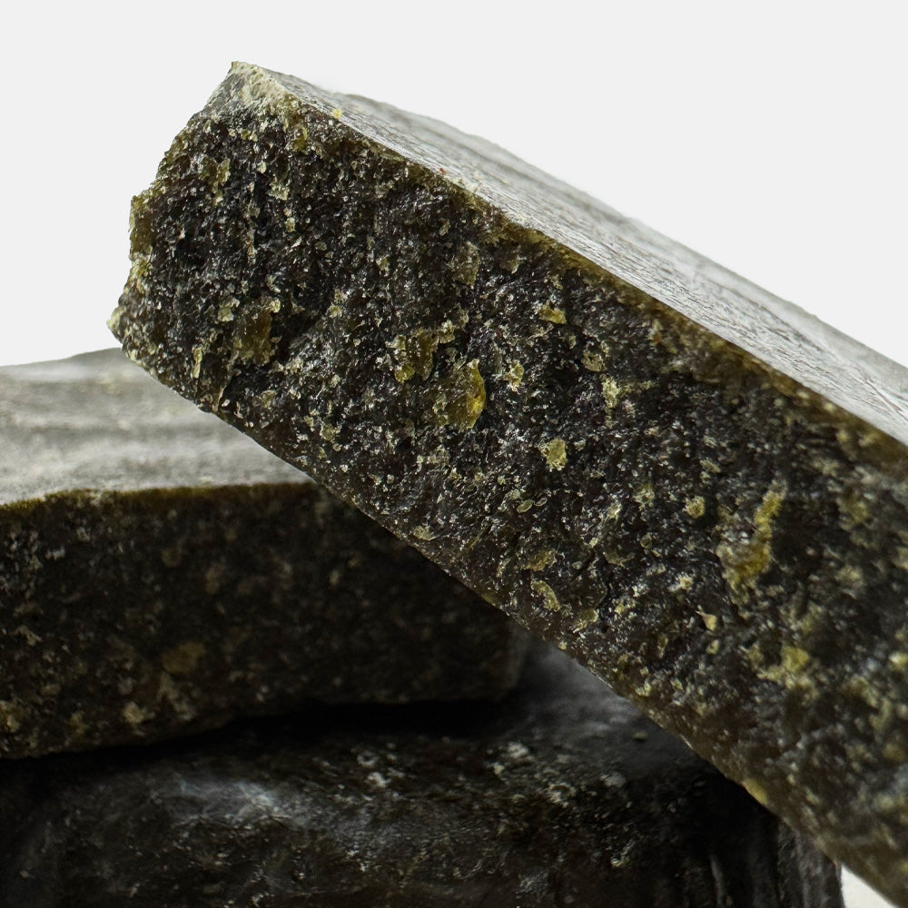 Zoom sur l'intérieur d'une plaquette de CBD Crumble cassée en trois