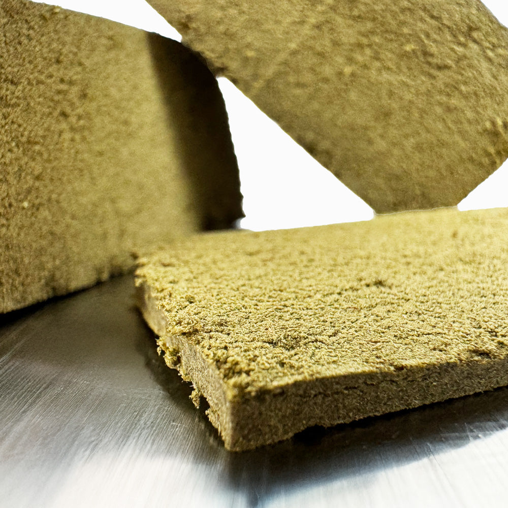 Zoom sur la tranche d'un bloc de CBD Fruity Ketama