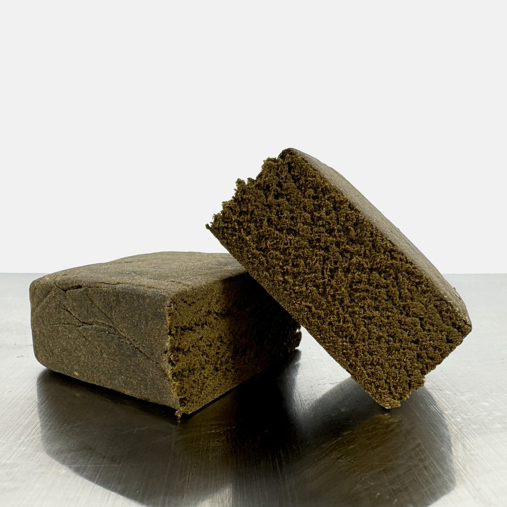 Morceau de CBD Crémeux coupé en deux