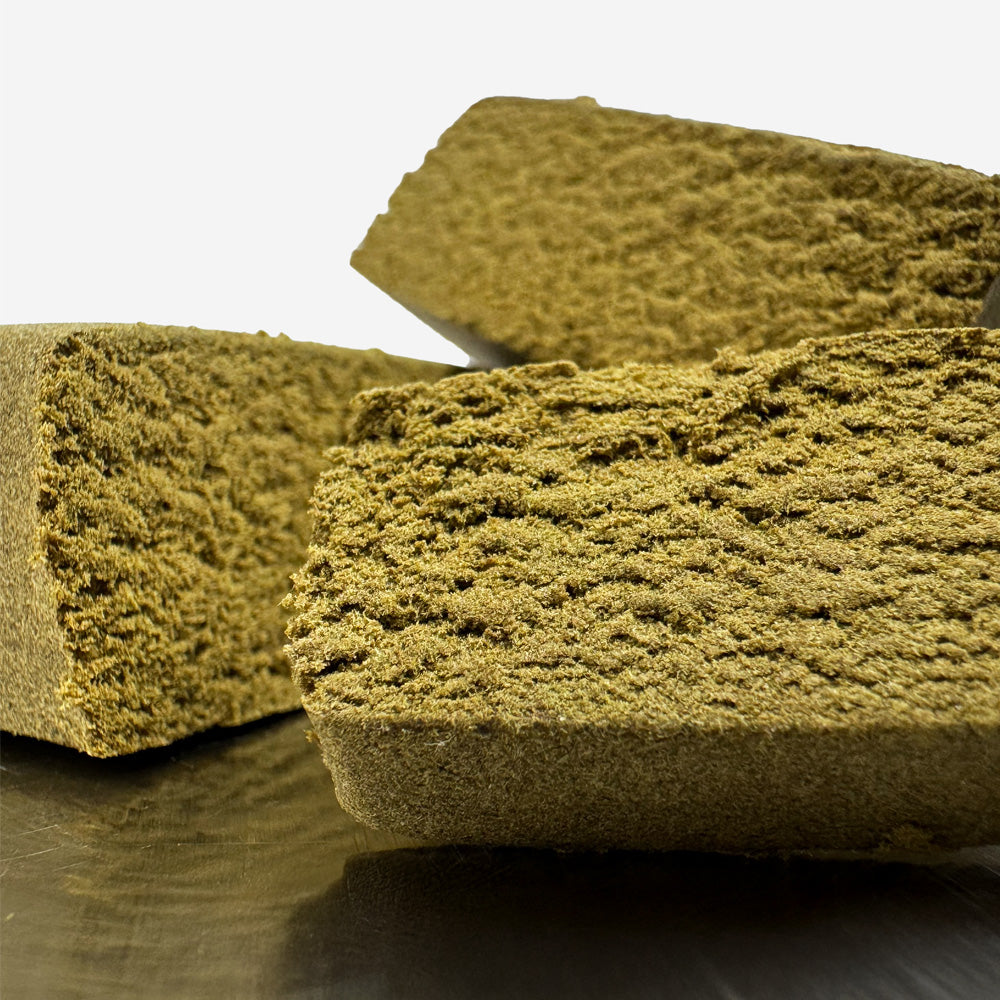 Zoom sur un morceau de CBD Dry Sift cherry pie coupé en trois