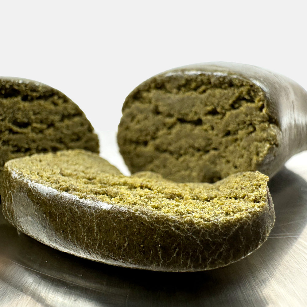 Zoom sur la tranche d'un morceau de Ice O avec 40% de CBD coupé en trois