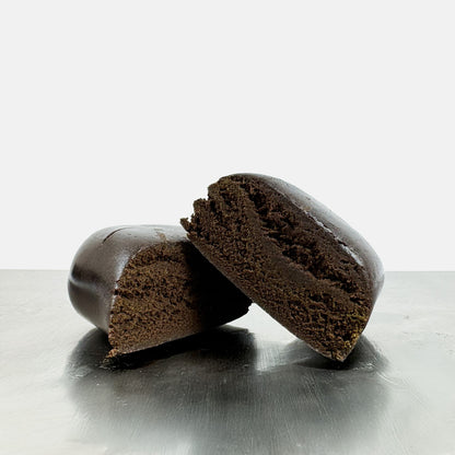 Deux morceaux d'une boule de CBD Libanais qui se chevauchent