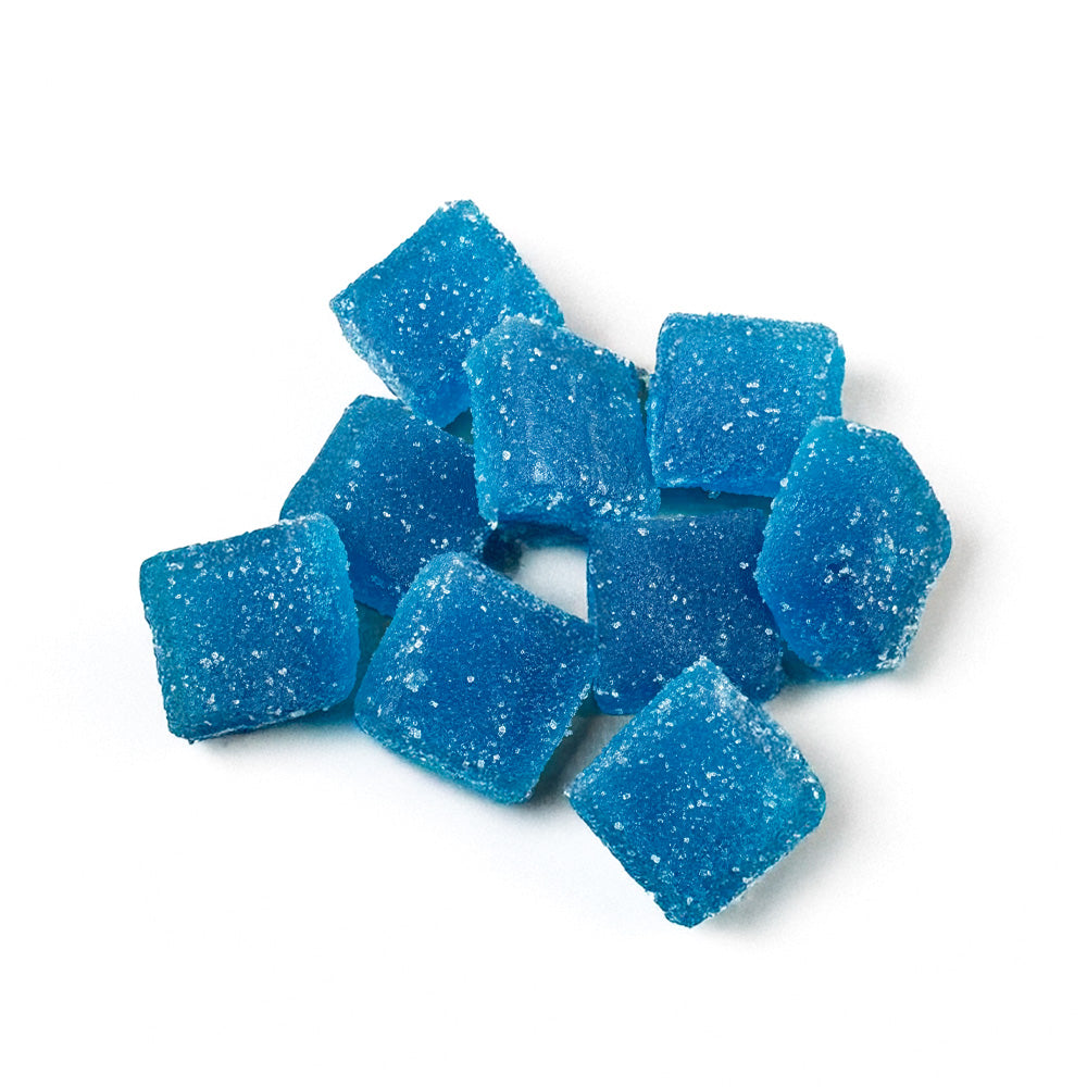 Tas de gummies au THC bleus goûts myrtille sur fond blanc