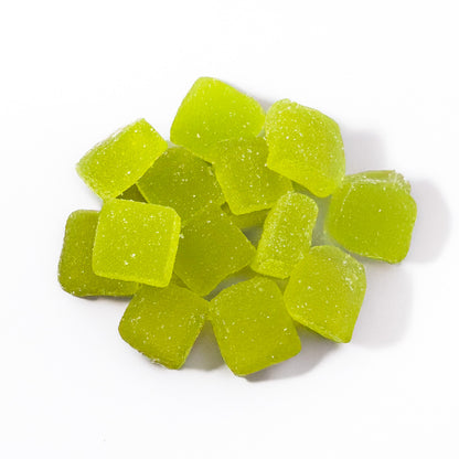 Tas de gummies au THC goûts pomme sur fond blanc